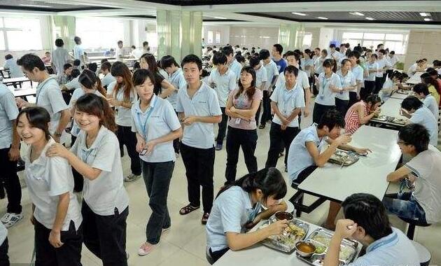 企業(yè)將食堂承包出去一年到底能省多少錢(qián)?